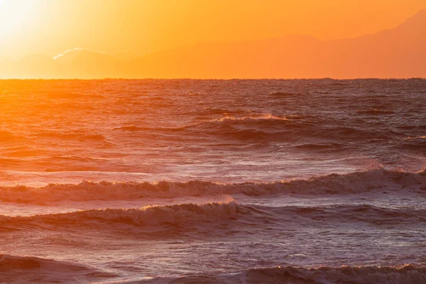 Sahildeki Güzel Günbatımı Gökyüzünün Güneşli Bir Günde Parlak Okyanusun Manzarası — Stok fotoğraf