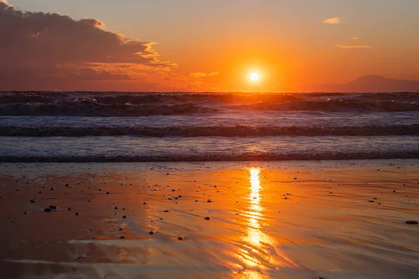 晴れた日にはビーチでの美しい夕日の空とカラフルな光沢のある海の風景 — ストック写真