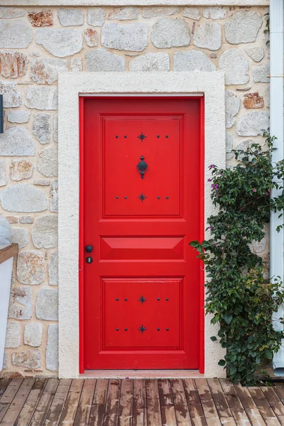Traditionelle Weiße Griechische Hausfassade Mit Roter Tür — Stockfoto