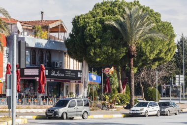 Yana, Türkiye - 23 Ocak 2022: Evleri, Burger King 'i ve diğer dükkanları olan bir şehir caddesi, araba parkı 