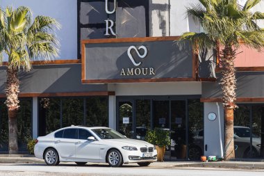 Yana, Türkiye - 23 Ocak 2022: Beyaz BMW 5 serisi sıcak bir günde bir binanın, ağaçların, otelin zeminine park edilmiştir.