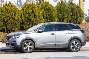 Yana, Türkiye - 22 Ocak 2022: Gümüş Peugeot 3008 sıcak bir günde bir çitin, bahçenin önüne park edilmiştir.