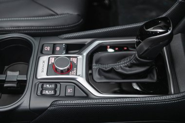 Novosibirsk, Rusya - 16 Ocak 2022: Subaru Forester, modern bir arabanın otomatik vites kolu. Modern araba iç dekorasyonu. 