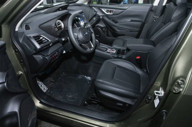 Novosibirsk, Rusya - 16 Ocak 2022: Subaru Forester, direksiyon, vites kolu ve gösterge paneli, iklim kontrolü, hız göstergesi,.