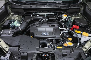 Novosibirsk, Rusya - 16 Ocak 2022: Subaru Forester, güçlü motor kapanışı. Temiz motor bloğu