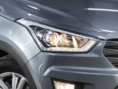 Novosibirsk, Rusya - 10 Ocak 2022: Hyundai Creta, arabanın ön tarafı. Mavi araba farları