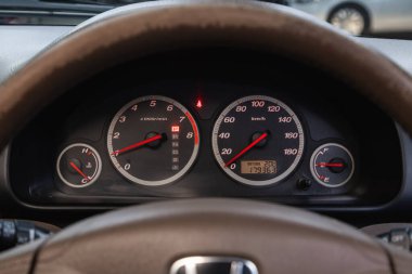 Novosibirsk, Rusya - 10 Ocak 2022: Honda CR-V, Araç paneli, dijital parlak hız göstergesi, kilometre sayacı ve diğer araçlar