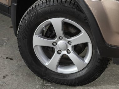 Novosibirsk, Rusya - 10 Ocak 2022 Honda CR-V, tampon, alaşım tekerleği, araba temizleme 