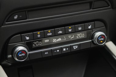Novosibirsk, Rusya - 16 Ocak 2022: Mazda CX-5, arabanın içinde klima düğmesi olan araç panelini kapatın