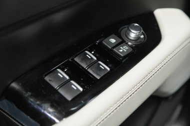 Novosibirsk, Rusya - 16 Ocak 2022: Mazda CX-5, Yeni bir modern araba kontrol panelinin kapağı.
