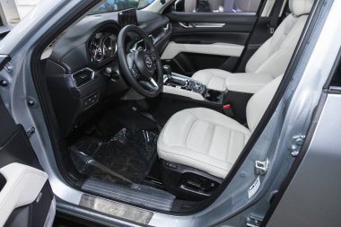 Novosibirsk, Rusya - 16 Ocak 2022: Mazda CX-5, direksiyon, vites kolu ve gösterge paneli, iklim kontrolü, hız göstergesi,.