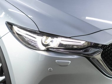 Novosibirsk, Rusya - 16 Ocak 2022: Mazda CX-5, arabanın önü. Gümüş araba farları