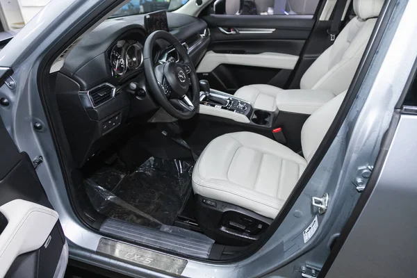 Novosibirsk, Rusya - 16 Ocak 2022: Mazda CX-5, direksiyon, vites kolu ve gösterge paneli, iklim kontrolü, hız göstergesi,.