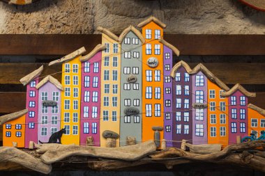 Hediyelik eşyalar, ahşap testere üzerindeki el yapımı paneller çok renkli taşlardan oluşan şehir mağazada satılıktır.