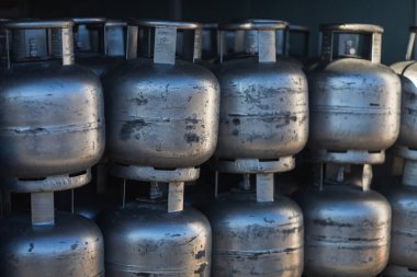 Gümüş gaz silindirleri bir depoda sırayla birbiri üzerine dizilir.