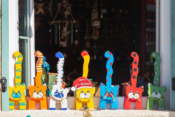 Los Recuerdos Gatos Madera Multicolor Colocan Una Fila Para Venta — Foto de Stock