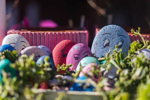 Садові Прикраси Клумбі Різнокольорові Камені Вигляді Веселого Сімейства — стокове фото