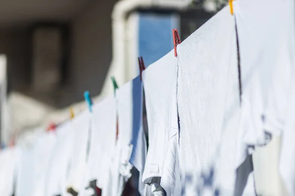 Close Aan Een Touw Vers Gewassen Wit Linnen Een Handdoek — Stockfoto