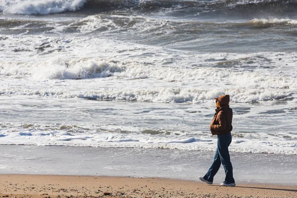 Vrouw Loopt Langs Het Strand Kijkt Naar Rusteloze Diepzee Kalm — Stockfoto