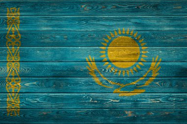 Kazakistan 'ın ulusal bayrağı çiviyle çivilenmiş tahtalardan oluşan bir kampa resmedildi. Ülkenin sembolü..