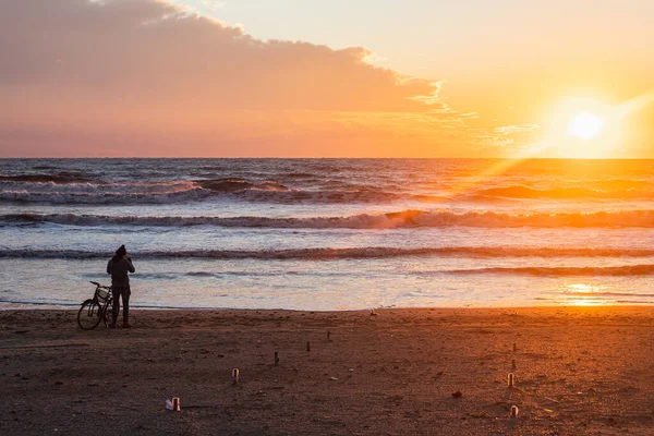 Ciclista Tira Fotos Desfrutar Pôr Sol Sobre Mar Com Belo — Fotografia de Stock