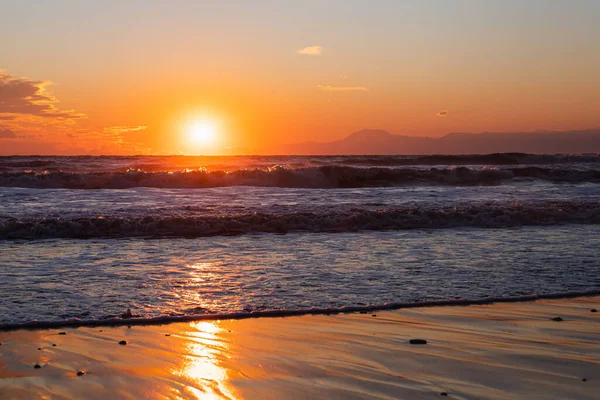 晴れた日にはビーチでの美しい夕日の空とカラフルな光沢のある海の風景 — ストック写真