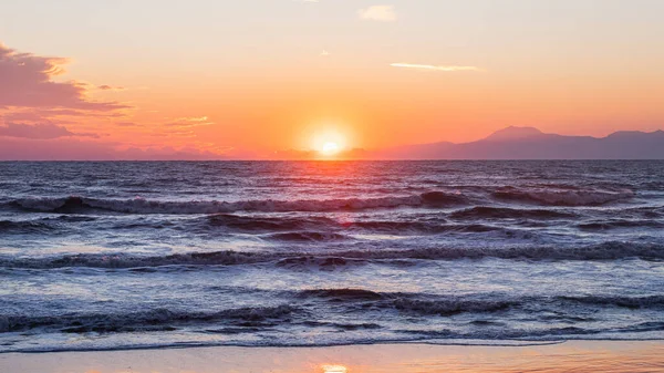 美しい地平線と海の上の日の出と日没 自然の不思議 冬の海の美しい風景 — ストック写真