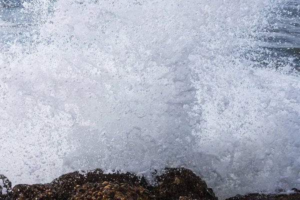 蓝色和美丽的波浪 海浪的白峰 有选择的重点 — 图库照片