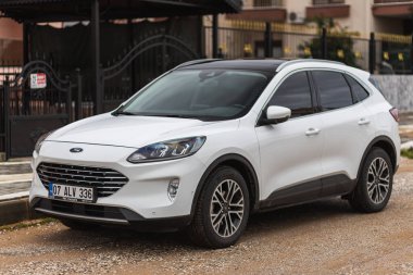 Yan, Türkiye - 25 Ocak 2022: Beyaz Ford Kuga, sıcak bir yaz gününde sokağa park etti.