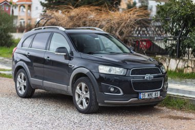 Yan, Türkiye - 25 Ocak 2022: Siyah Chevrolet Captiva, sıcak bir yaz gününde sokağa park edilmiştir.
