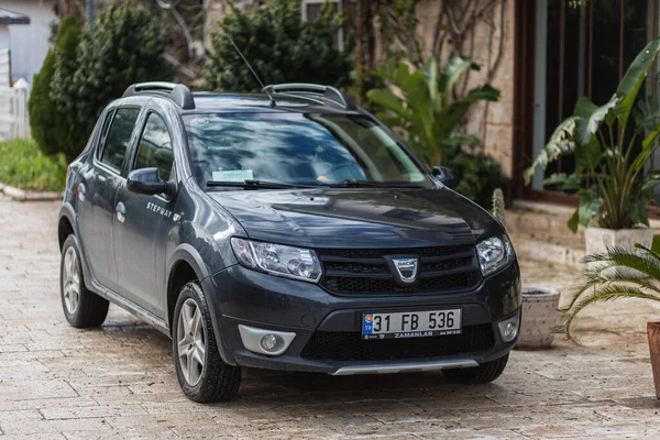 Yana, Türkiye - 25 Ocak 2022: Siyah Dacia Sandero Stepway sıcak bir yaz gününde tarihi merkeze karşı sokağa park etti
