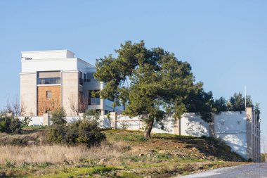 Modern mimari. Villaları ve apartmanları olan zengin ve modern bir bölge..