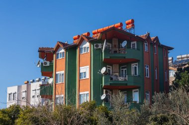Yeşil evi, çatısı ve güneş panelleri sıcak su dolu varilleri olan renkli Türk sokakları, 