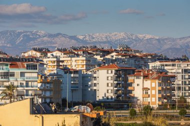 Beyaz evleri, çatısı ve güneş panelleri sıcak su dolu varilleri olan renkli Türk sokakları