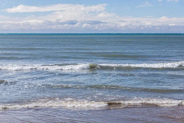 Morning Bright Blue Skies Transparent White Clouds Restless Deep Sea — Stock Photo, Image