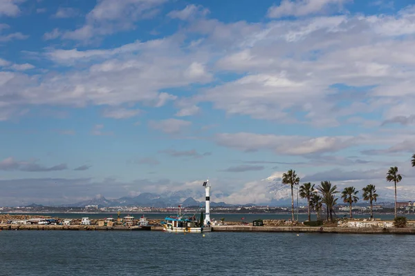 青い海を背景にボートやヨットが多い桟橋のサイドビュー — ストック写真