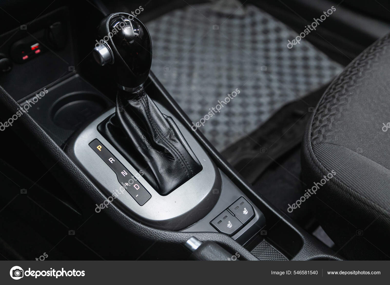 Transmisión de la palanca de cambios dentro del coche interior negro, foto  de primer plano