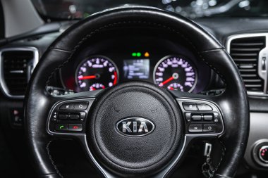 Novosibirsk, Rusya - 10 Ocak 2022: Kia Sportage, kokpit iç kabin detayları, hız göstergesi ve taktik ölçer. Siyah deri iç döşeme