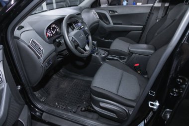 Novosibirsk, Rusya - 10 Ocak 2022: Hyundai Creta, gösterge paneli, oyuncu, direksiyon, gaz kolu, düğmeler, koltuklar.