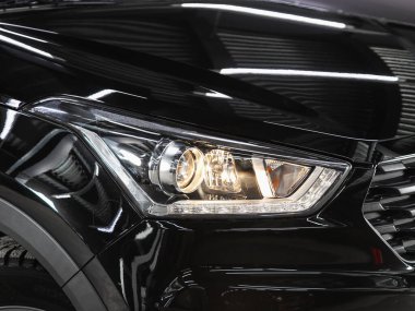 Novosibirsk, Rusya - 10 Ocak 2022: Hyundai Creta, arabanın ön tarafı. Siyah araba farları.