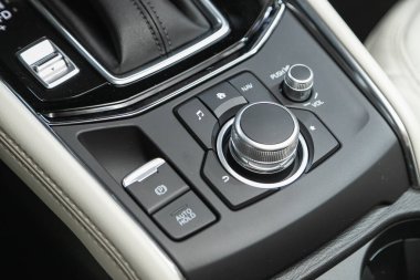 Novosibirsk, Rusya - 16 Ocak 2022: Mazda CX-5, Modern merkezi konsolu navigasyon, müzik ve diğer ayarlama düğmeleri ile kapatın 