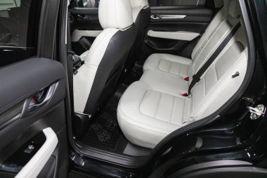 Novosibirsk, Rusya - 16 Ocak 2022: Mazda CX-5, modern spor arabanın arka koltukları, yan görüş