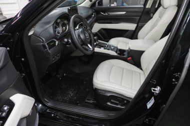 Novosibirsk, Rusya - 16 Ocak 2022: Mazda CX-5, gösterge paneli, oyuncu, direksiyon, gaz kolu, düğmeler, koltuklar.