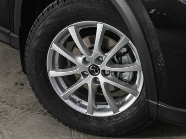 Novosibirsk, Rusya - 16 Ocak 2022: Mazda CX-5, Araç tekerleğini kapatın 