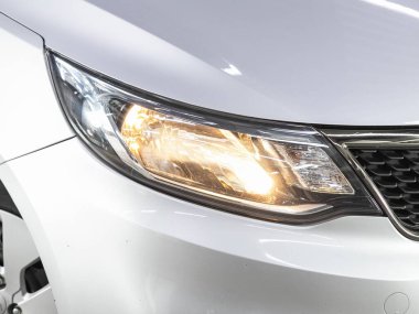 Novosibirsk, Rusya - 16 Ocak 2022: Kia Rio, arabanın önü. Gümüş araba farları