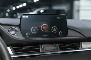 Novosibirsk, Rusya - 16 Ocak 2022: Mazda 6, radyo, oyuncu ve kontrol düğmesi olan siyah panele yakın çekim