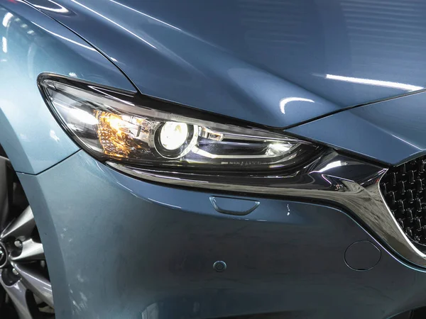 Novosibirsk, Rusya - 16 Ocak 2022: Mazda 6, arabanın ön tarafı. Mavi araba farları