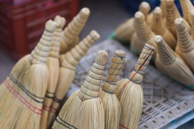 Çöp toplama için süpürge yakın plan, yumuşak odak