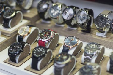 Bir sürü erkek saati olan bir dükkan penceresi.