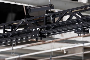 Sahne ışıkları ve diğer tesislerden oluşan konser sistemi, sahnenin üstündeki tavana kurulmuştur.